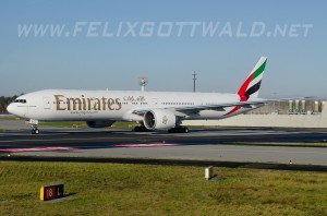 Emirates_B777-300_A6-EBC_FRA_2013-11-11_01cr