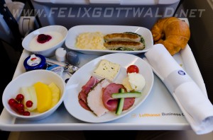 Lufthansa_A321_D-AIRB_FRA_2013-11-11_Business Class_Breakfast