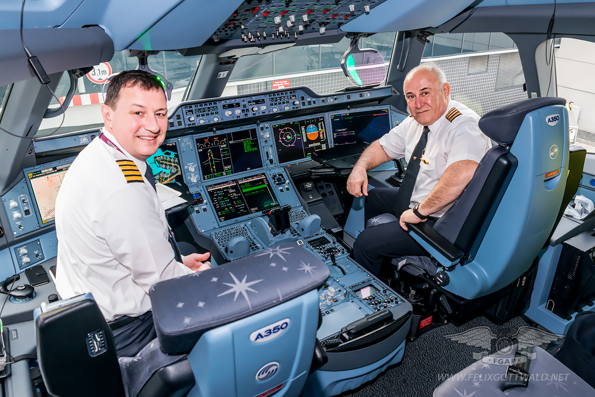 Qatar Airways Airbus A350-900 - Cockpit with pilots
