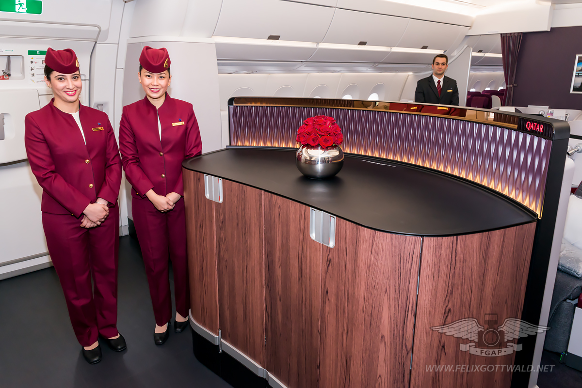Qatar Airways Airbus A350-900 - Bar area and stewardesses in the bar area of Business Class