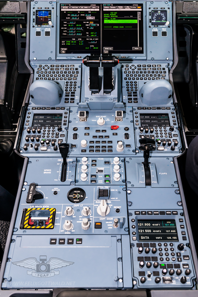 Qatar Airways Airbus A350-900 - Cockpit instruments