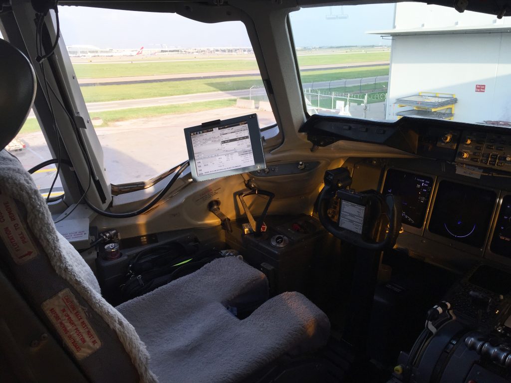 A quick snaphshot of the captain's seat of the MD-11F before departure in Dallas DFW.