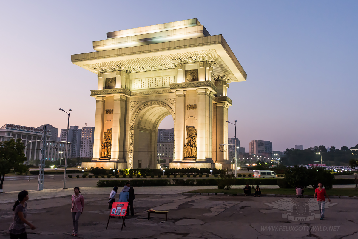 Pyongyang at night - Arch of Triumph at Triumph Return Square