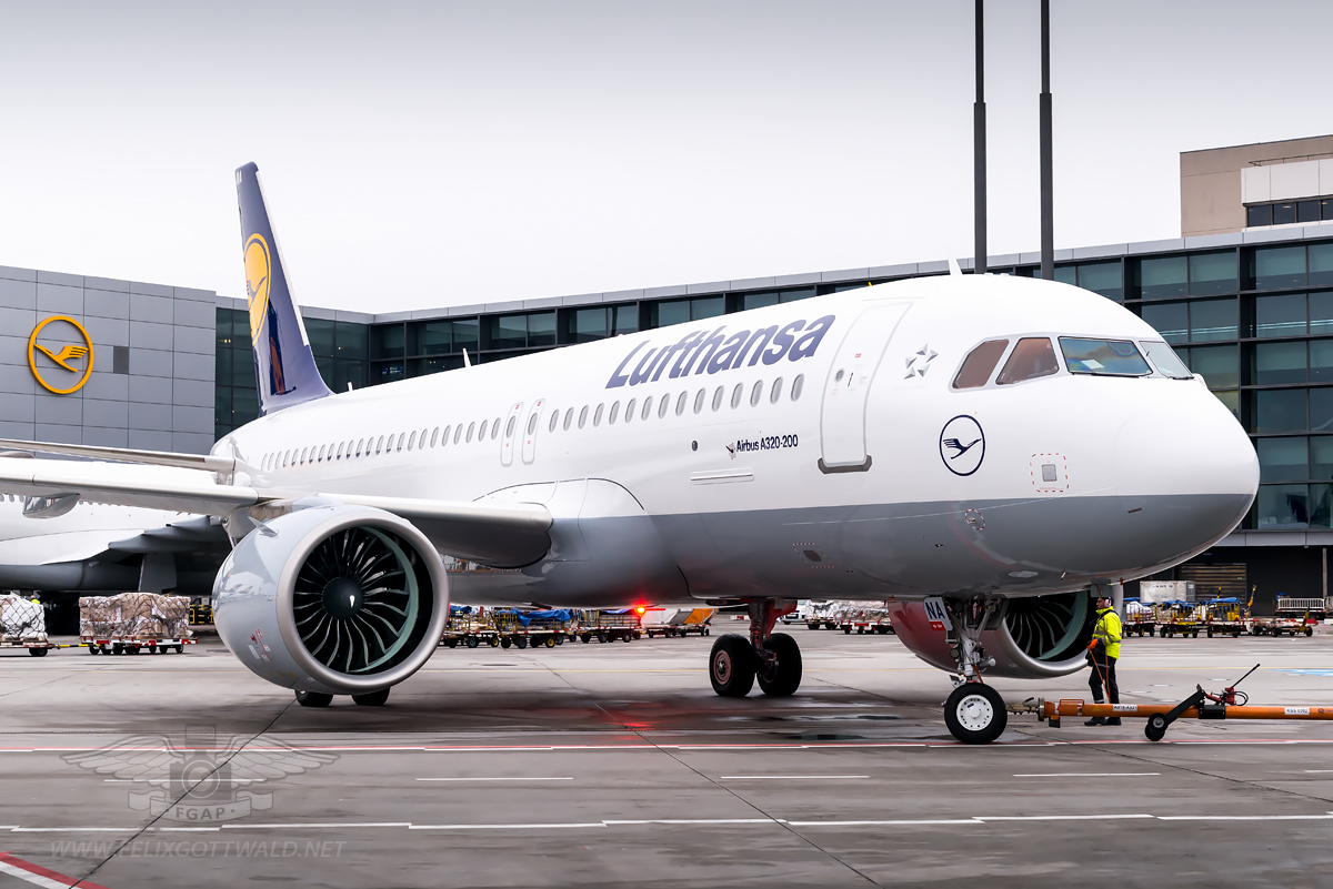 The A320neo with noticeably bigger engines